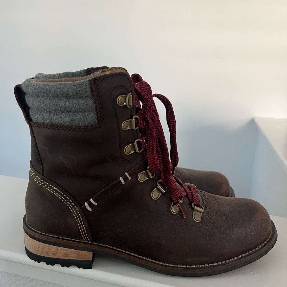 Kodiak Brown Winter Boots with Red Laces